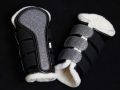 Pearl-Schabracken-Manufaktur-Dressurschabracke-Dressage-Dressur-Lack-Friese-Working-Equitation-Reitsport-Set-Gamaschen-Springgamschen-Dressurgamaschen-Cob-1-1-scaled-e1605298385129