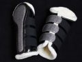 Pearl-Schabracken-Manufaktur-Dressurschabracke-Dressage-Dressur-Lack-Friese-Working-Equitation-Reitsport-Set-Gamaschen-Springgamschen-Dressurgamaschen-Cob-3-1-scaled-e1605298394776