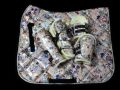 Pearl-Schabracken-Manufaktur-Dressurschabracke-Schabracke-Hologramm-Holofolie-Rose-Blumen-Tunier-Reiten-Pferd-Warmblut-Gamaschen-Dressurgamaschen-3-scaled-e1605301360340