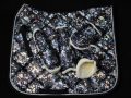 Pearl-Schabracken-Manufaktur-Dressurschabracke-Schabracke-Hologramm-Holofolie-Schwarz-Gamaschen-Dressurgamaschen-Spring-Gamaschen-Springen-Bandagen-scaled-e1605301286286