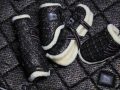 Pearl-Schabracken-Manufaktur-Dressur-Schabracke-Gamaschen-Bandagen-Streichkappen-Springen-Metallic-Schwarz-Gold-Silber-Trakehner-2-scaled-e1605347600235