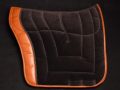 Pearl-Schabracken-Manufaktur-Barocke-Schabracke-Barocksattel-Deuber-Ibero-Leder-Barockschabracke-Satteldecke-Omega-Signum-Lammfell-Lammfellschabracke-2-3-scaled-e1606032504741