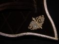 Pearl-Schabracken-Manufaktur-Longierpad-Selet-Fahrpad-Schabracke-Barocke-Samt-Gold-Bestickung-Leder-4-scaled-e1605876051961