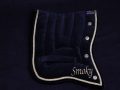 Pearl-Schabracken-Manufaktur-Longierpad-Shetty-Mini-Shetty-Fahrpad-Longierunterlage-Pony-Schabracke-Bestickung-Wels-A-1-1-scaled-e1606030321809