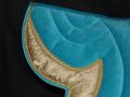 Pearl-Schabracken-Manufaktur-Omega-Mercedes-Sattel-Pad-Saddle-Pad-Tunierschabracke-Dressur-Pferd-Horse-Samt-Tuerkis-1-scaled-e1606153818629