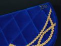 Pearl-Schabracke-Signum-Omega-Omega-Sattel-Omega-Sattelpad-Omega-Schabracke-Dressur-Barock-Working-Royalblau-Handarbeit-handgefertigte-Schabracke-3-scaled-e1613633717558