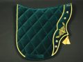 Pearl-Schabracke-Manufaktur-Satteldecke-Gruen-Dressur-Reitsport-Sattelunterlage-Barockschabracke-DL-Tannengruen-2-scaled-e1612000914176
