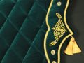 Pearl-Schabracke-Manufaktur-Satteldecke-Gruen-Dressur-Reitsport-Sattelunterlage-Barockschabracke-DL-Tannengruen-3-scaled-e1612000908647
