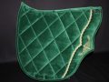 Pearl-Schabracken-Manufaktur-Barock-Antik-Schabracke-Working-Equitation-Dressur-Samt-Satteldecke-gruen-gold-1-scaled-e1606207089557