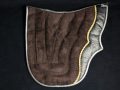 Pearl-Schabracken-Manufaktur-Barock-Dressur-Satteldecke-Schabracke-Working-Equitation-Reitsport-Oldenburger-Dressurtunier-Braun-1-1-scaled-e1606321460375