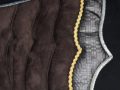 Pearl-Schabracken-Manufaktur-Barock-Dressur-Satteldecke-Schabracke-Working-Equitation-Reitsport-Oldenburger-Dressurtunier-Braun-2-scaled-e1606321469721