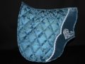 Pearl-Schabracken-Manufaktur-Dressur-Barock-Working-Equitation-Satteldecke-Deluxe-Feike-Warmblut-Kaltblut-Pony-Vollblut-134-1-scaled-e1606206776785