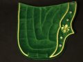 Pearl-Schabracke-Manufaktur-Dressurschabracke-Barockschabracke-Satteldecke-individuell-bestickt-Fleur-de-Lys-Samt-Reitsport-2-scaled-e1610715121597