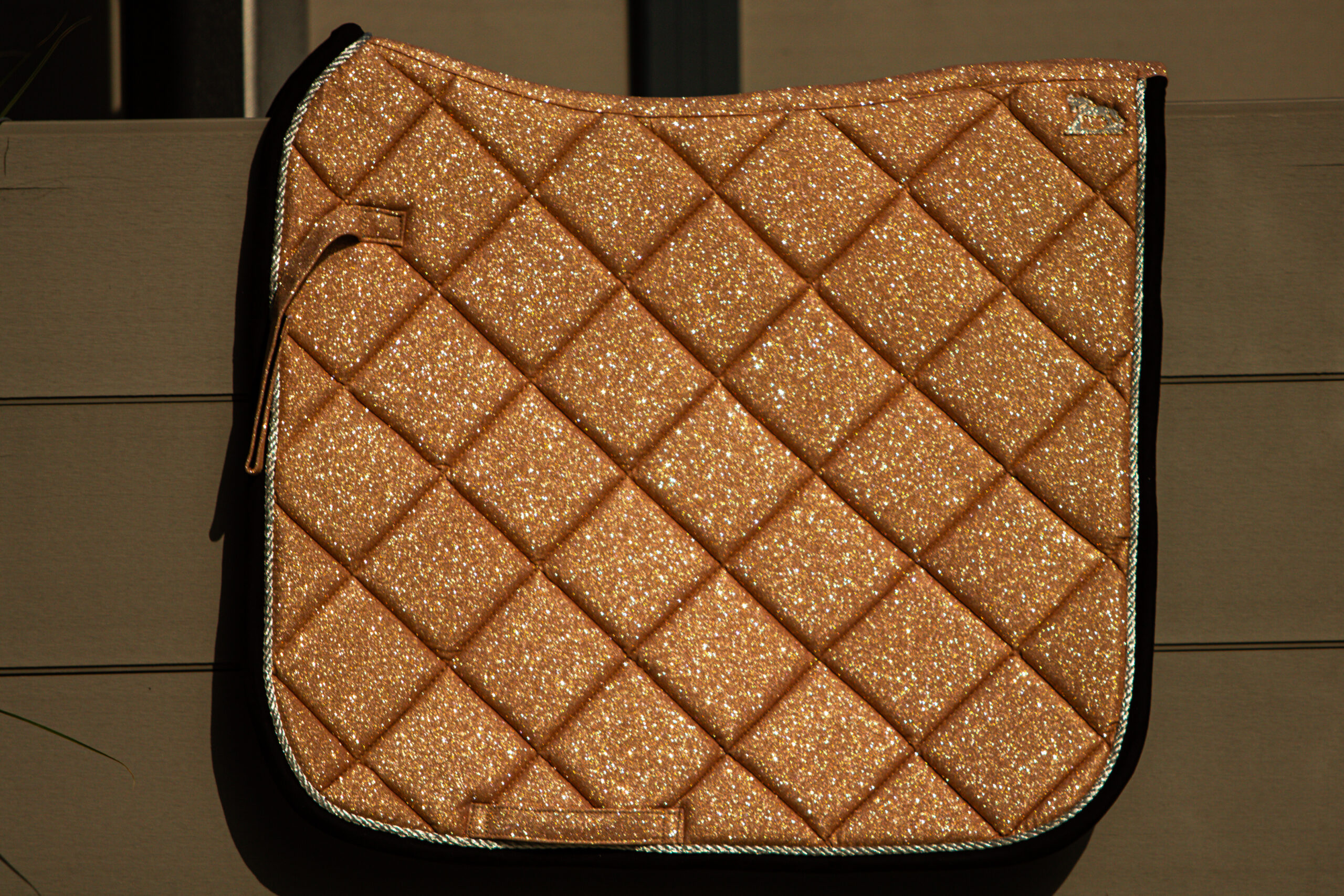Dressurschabracke Glitzer Altgold
